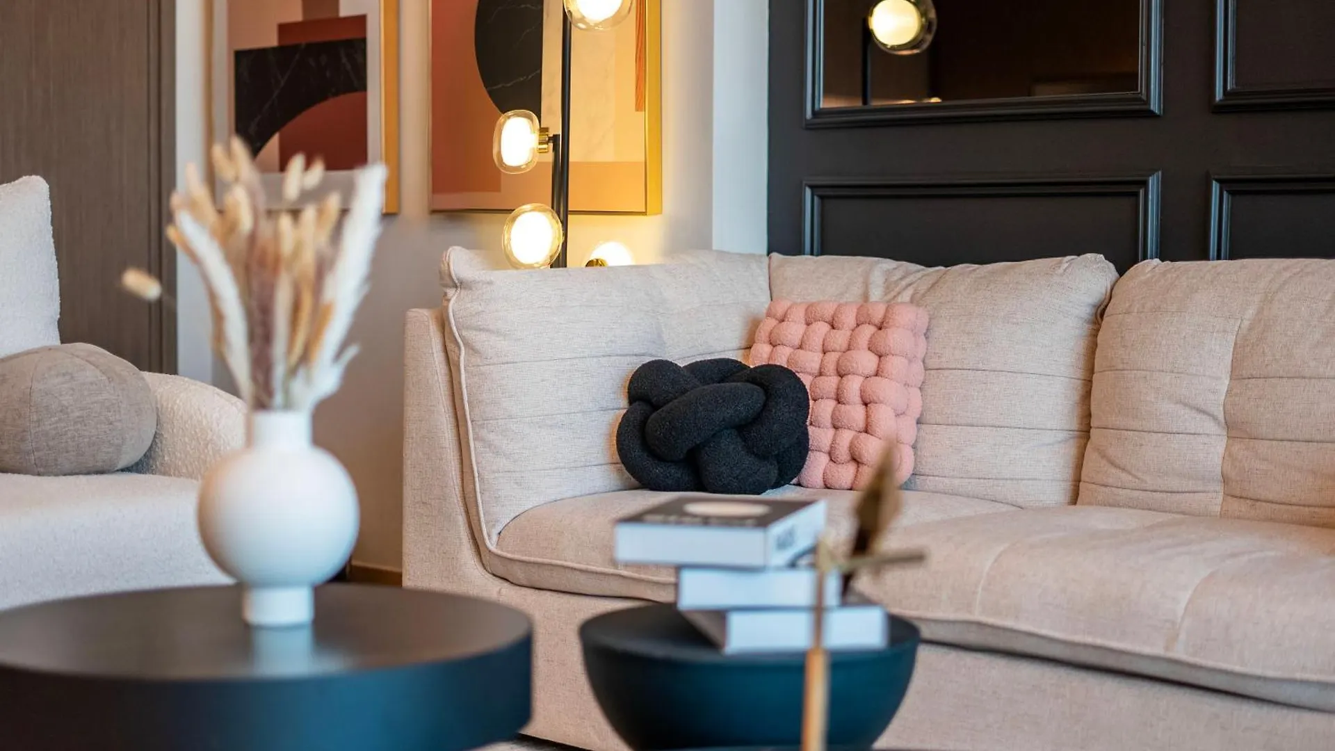 Stylish 2-Bedroom Luxury Stay In Downtown Dubai With Burj Khalifa & Fountain Views