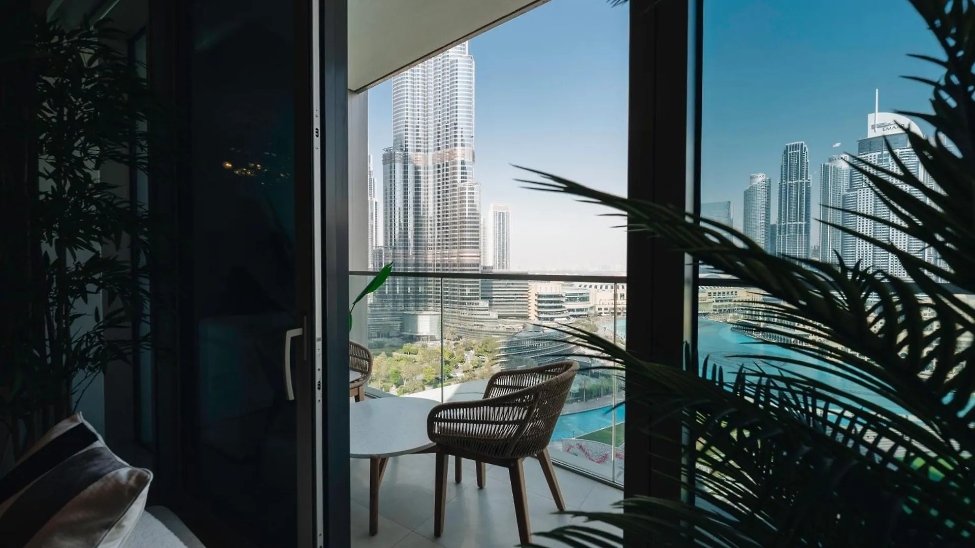 Stylish 2-Bedroom Luxury Stay In Downtown Dubai With Burj Khalifa & Fountain Views